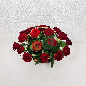 Корзина с красными розами