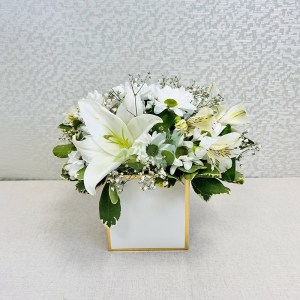 Корзина с лилиями и хризантемами